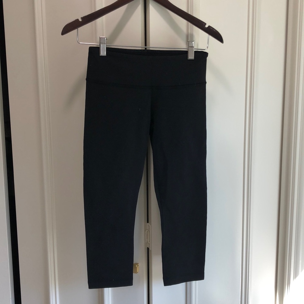 Lululemon black capri length leggings